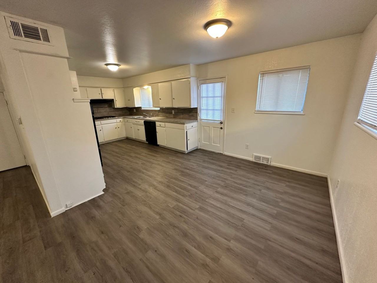 23 1/2 Ne 63rd St - Photo 3 of 13