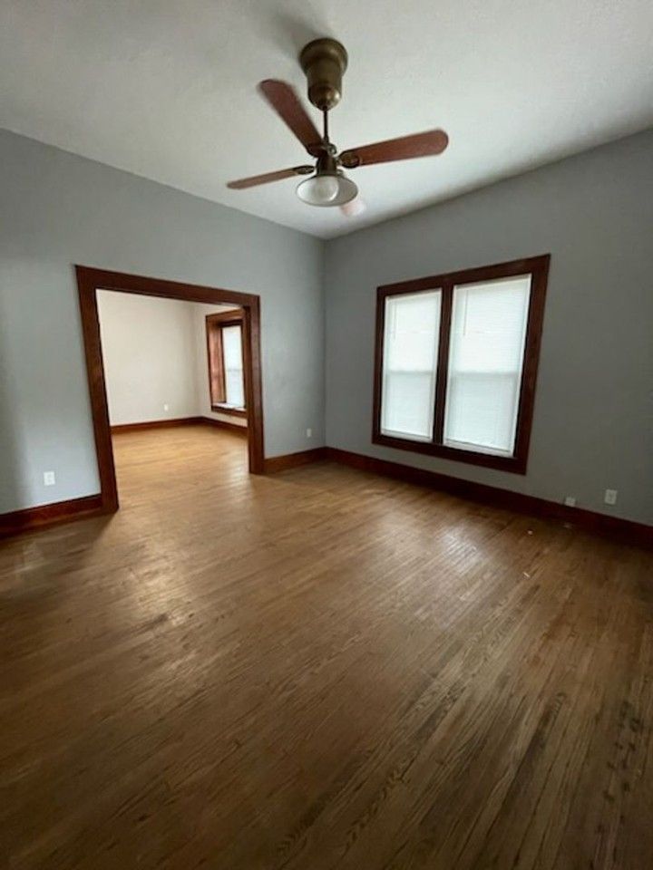 721 N Kickapoo Ave - Photo 2 of 8