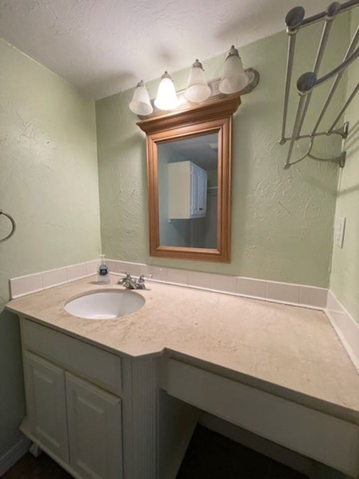 721 N Kickapoo Ave - Photo 7 of 8