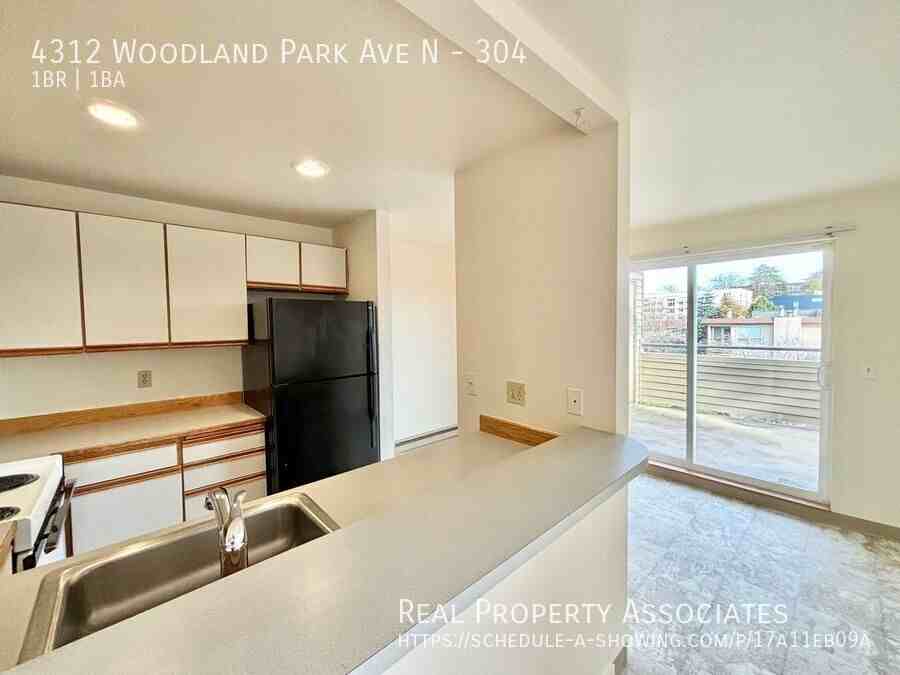 4312 Woodland Park Ave N #304 - Photo 6 of 30