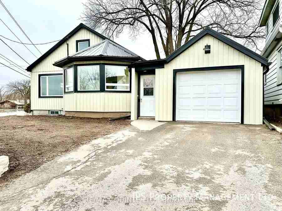 134 Dundas St W - Photo 2 of 17