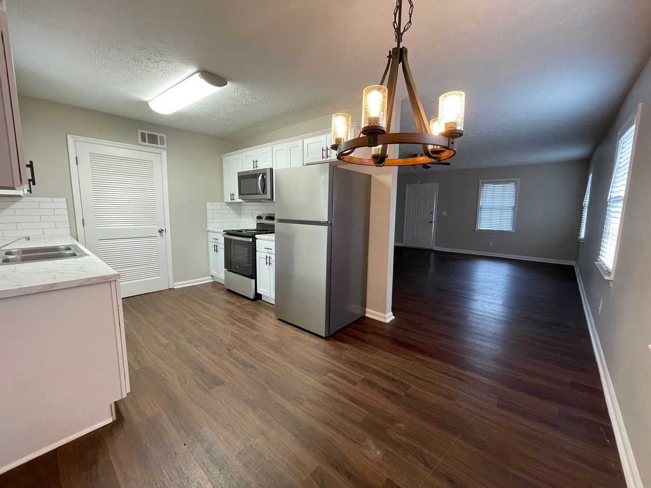$500 OFF RENT! BEAUTIFUL CHARMING 2 BED/2Bath Available!! Apply Now! - Photo 2 of 14