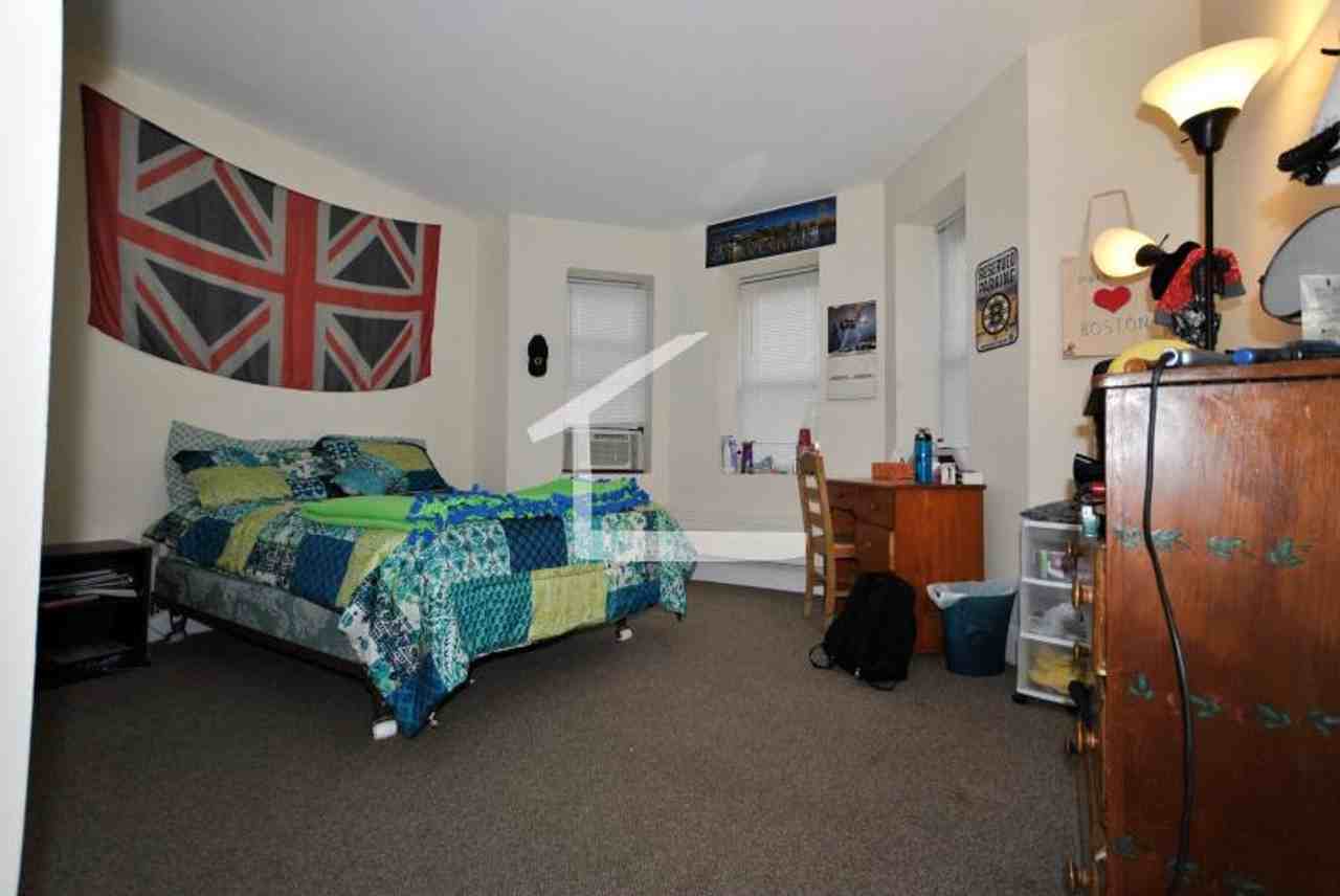 822 Beacon St - Photo 4 of 11