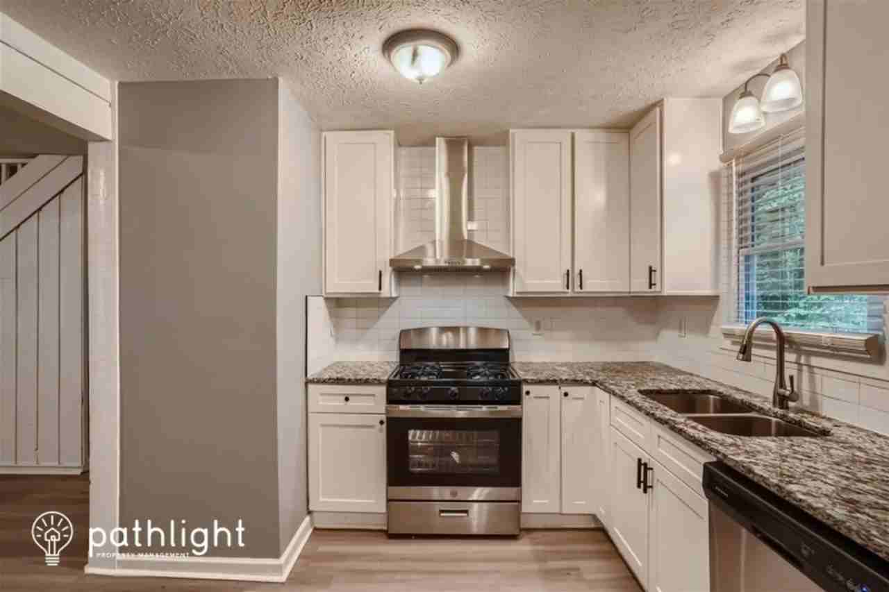 373 England Pl - Photo 3 of 32