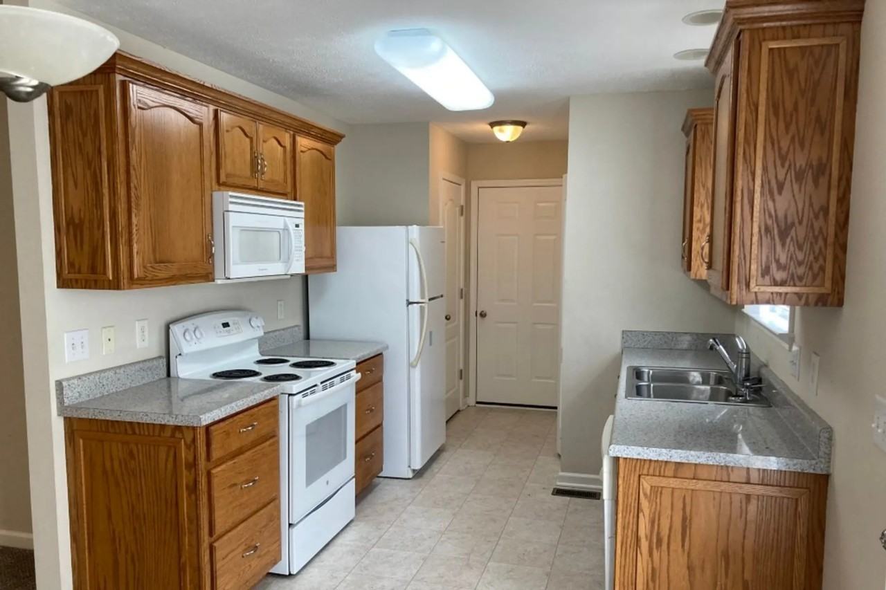 1013 Creekview Dr - Photo 3 of 12