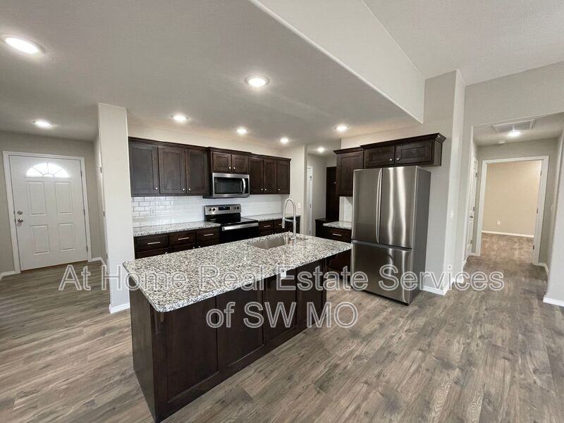 218 W Canterbury Ln - Photo 3 of 13