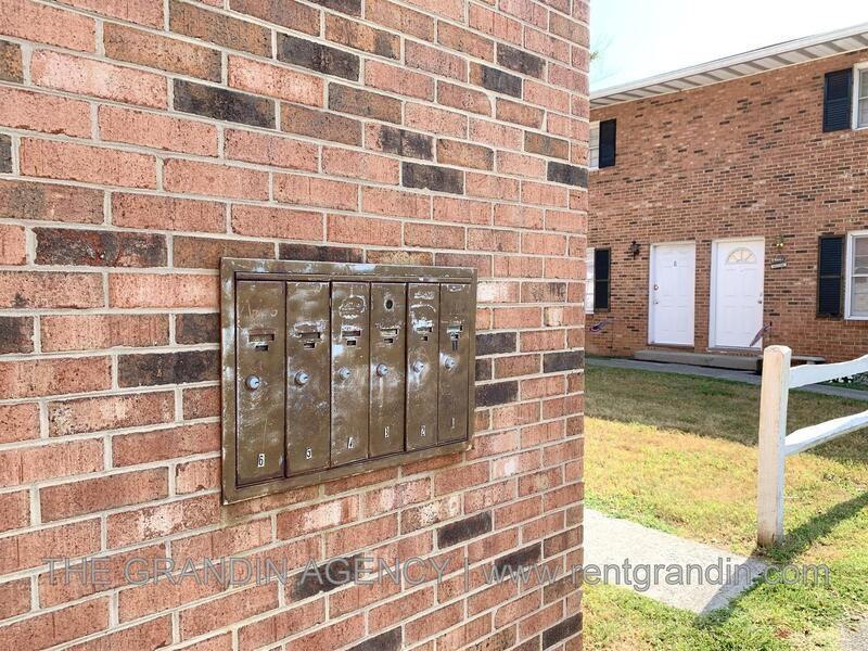 1713 Roanoke Ave Sw - Photo 3 of 16