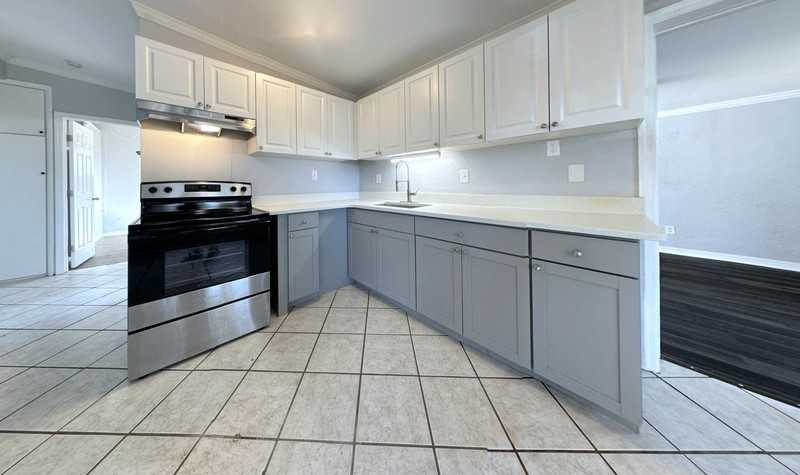 7111 Onyx Dr N - Photo 6 of 29