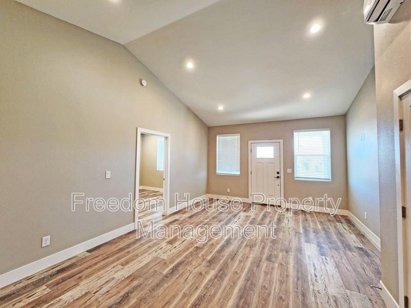 2071 S Highland Ave - Photo 4 of 22