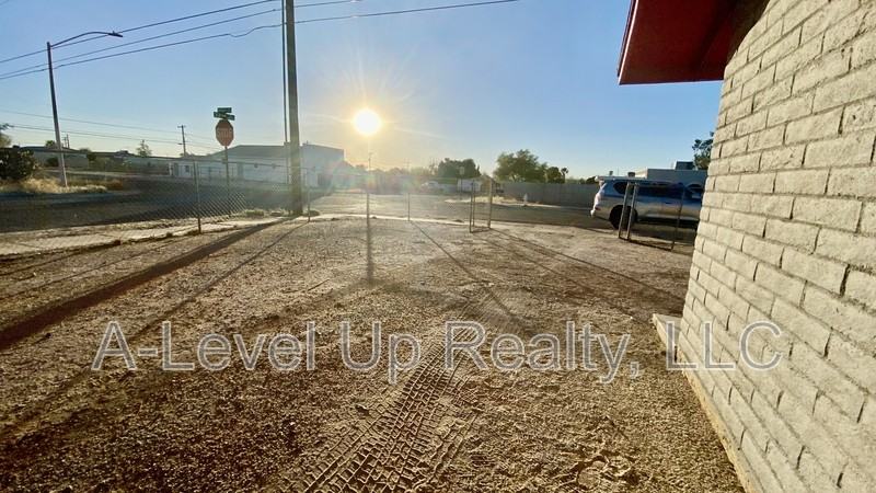 1101 E 32nd St - Photo 3 of 21