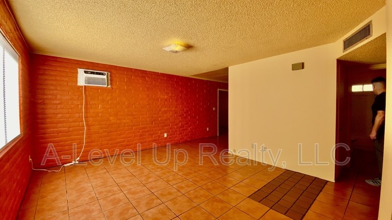 1101 E 32nd St - Photo 5 of 21