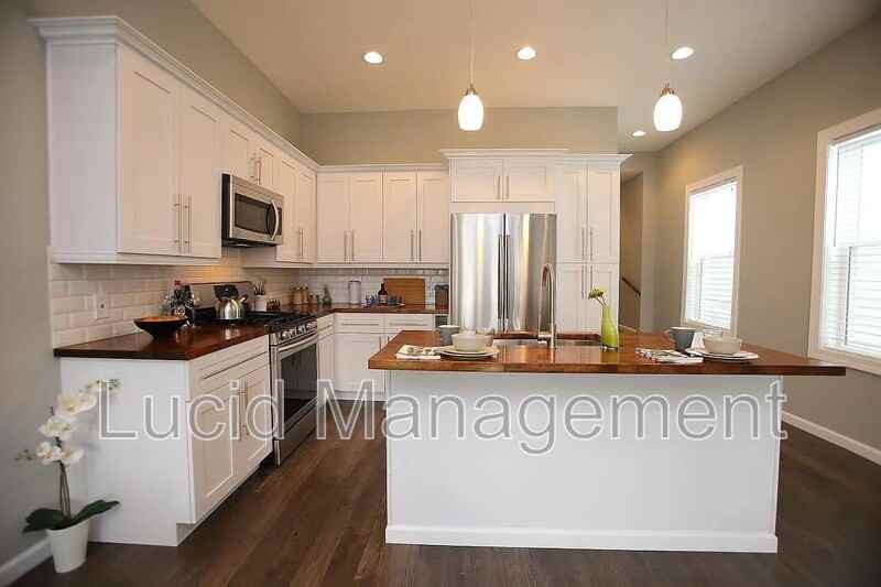 1007 Goss Ave - Photo 3 of 13