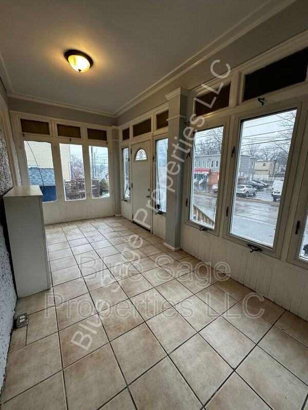 135 S Woodlawn Ave - Photo 2 of 21
