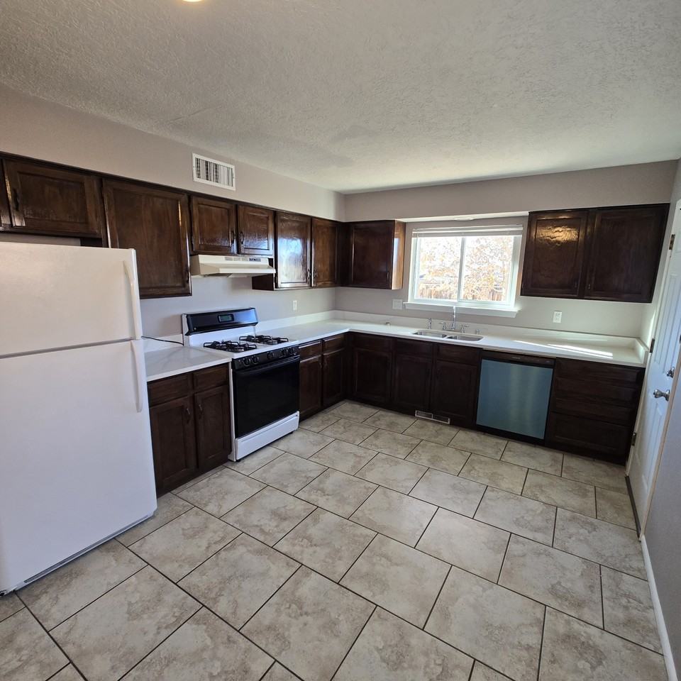 7405 Frieda St Ne - Photo 3 of 19
