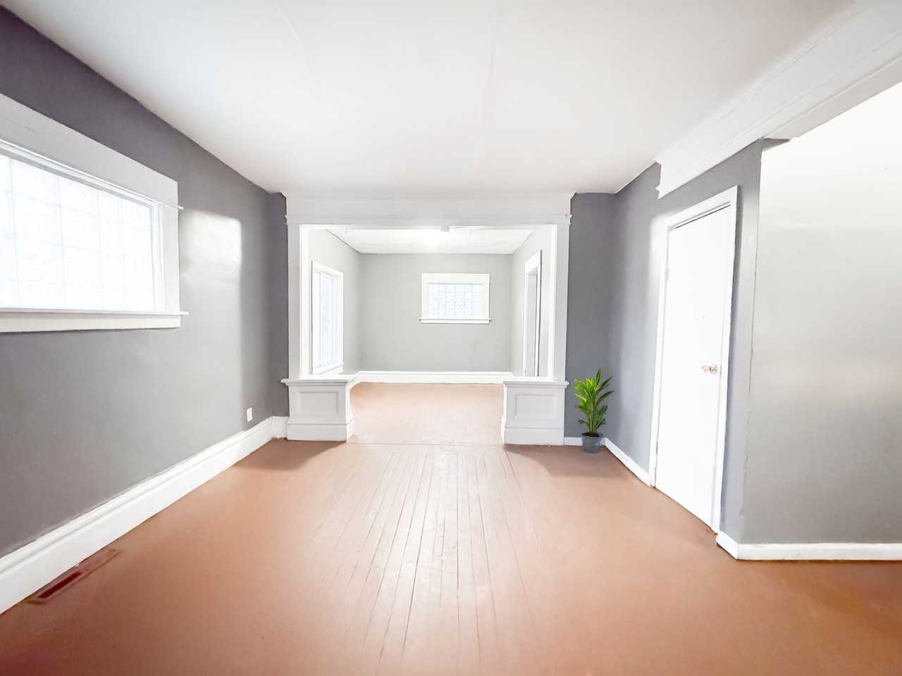 832 N Pine St - Photo 3 of 17