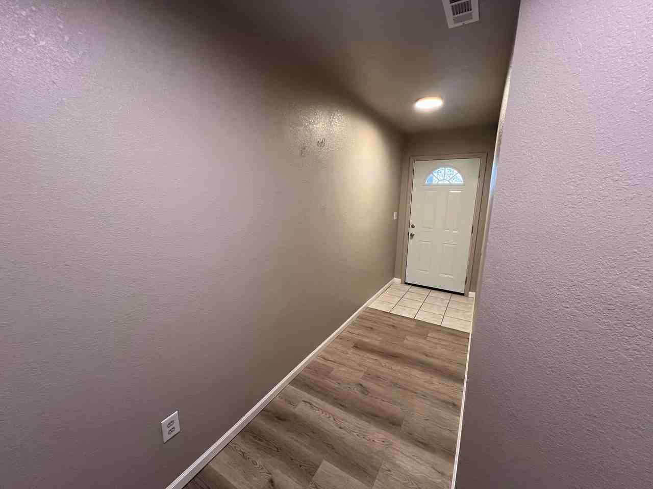 819 S Maguire St - Photo 3 of 7