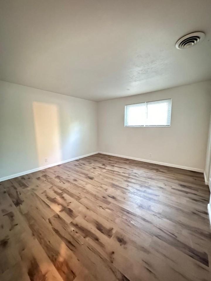 109/111 Britanna - Photo 4 of 6