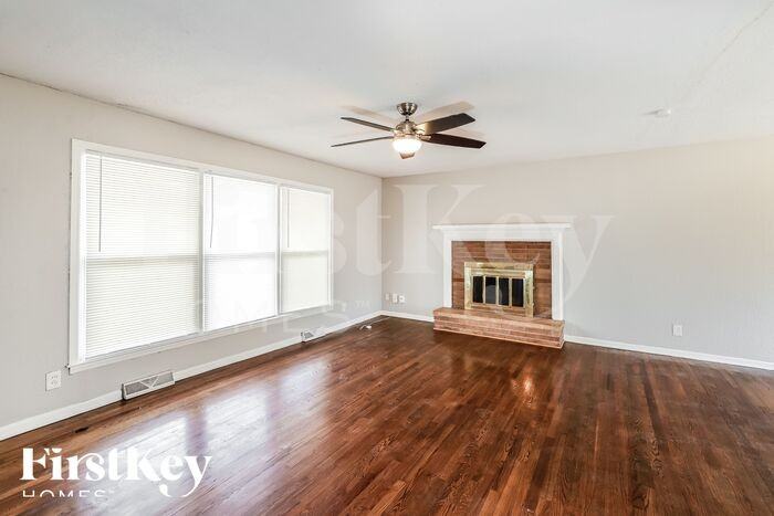 7421 Hardy Ave - Photo 3 of 16