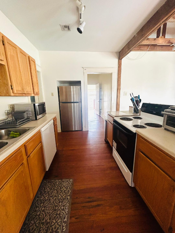 939 Broadway Street - Photo 5 of 14