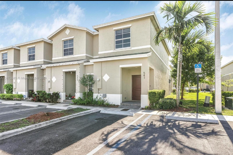 541 Ne 5th Way #111 - Photo 3 of 18