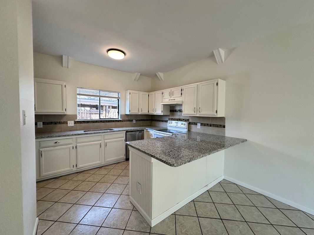 109 W Mockingbird Ln ##A2 - Photo 3 of 13
