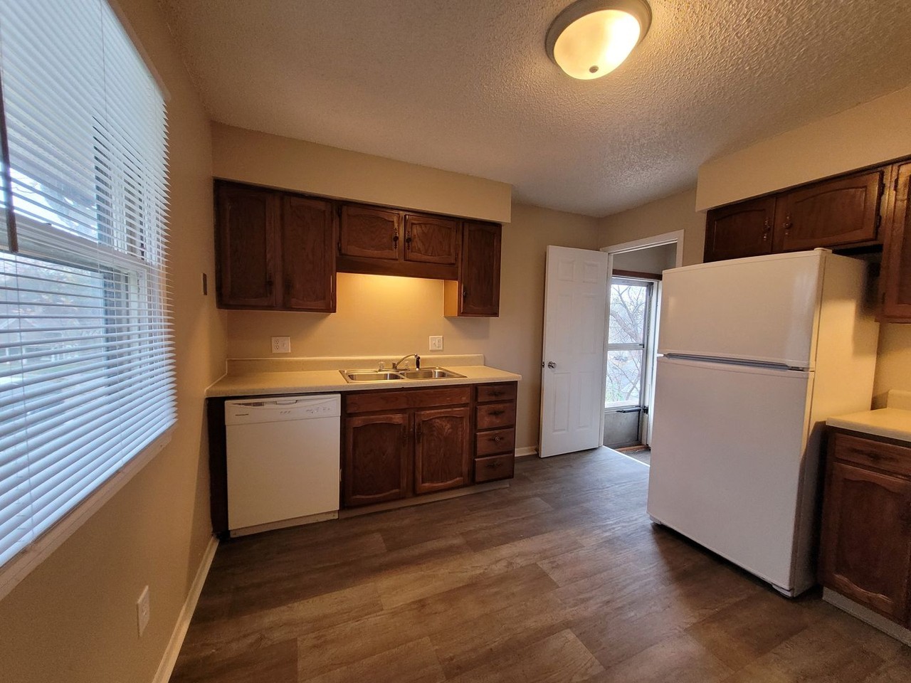 612 Pioneer Rd - Photo 3 of 31