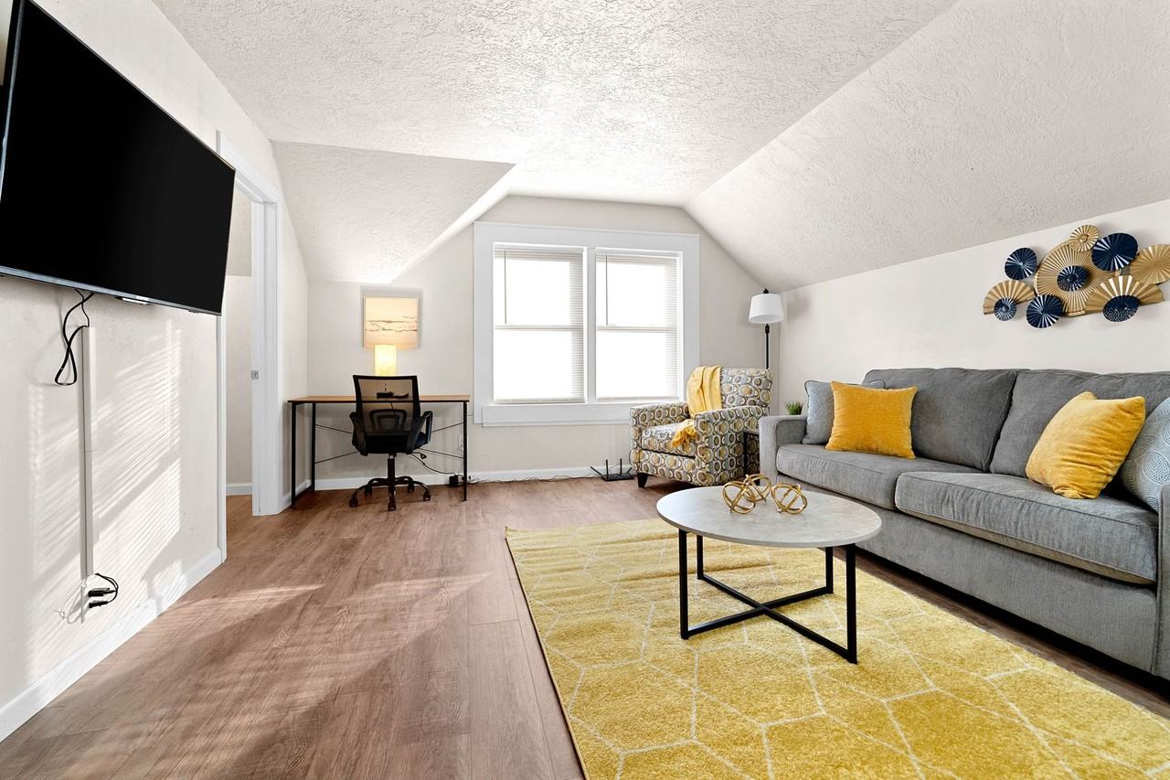 1019 N Division St - Photo 2 of 17