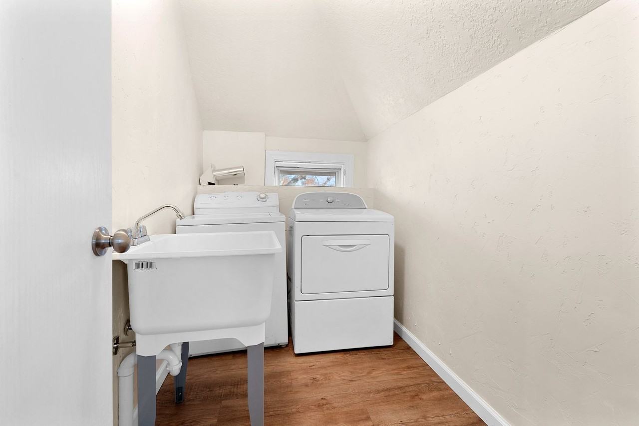 1019 N Division St - Photo 3 of 17