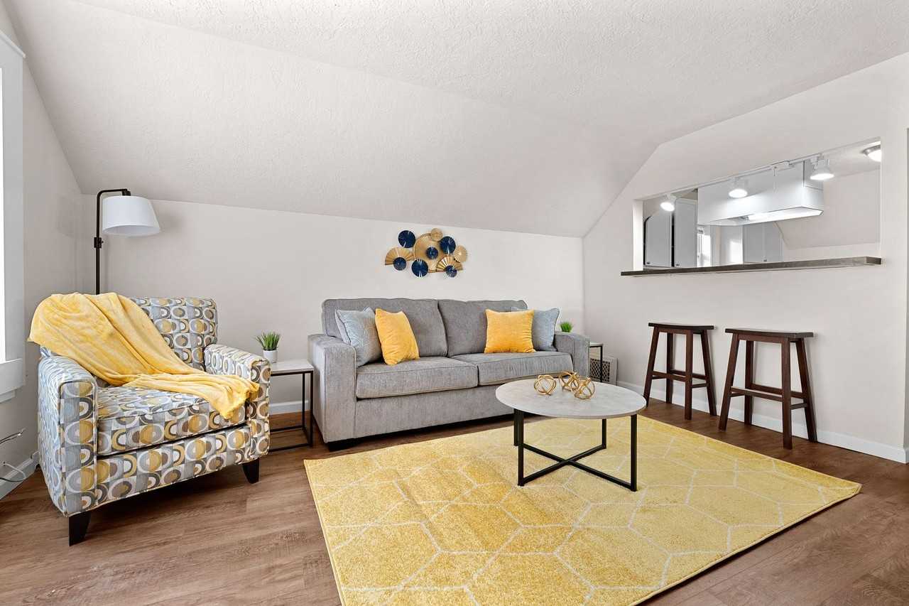 1019 N Division St - Photo 4 of 17