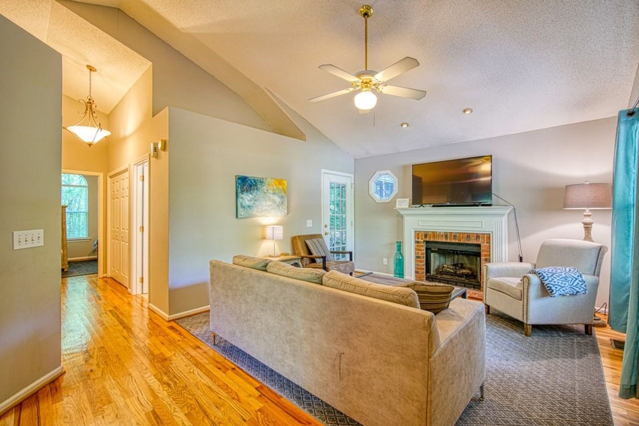 226 Broughton Dr - Photo 3 of 34