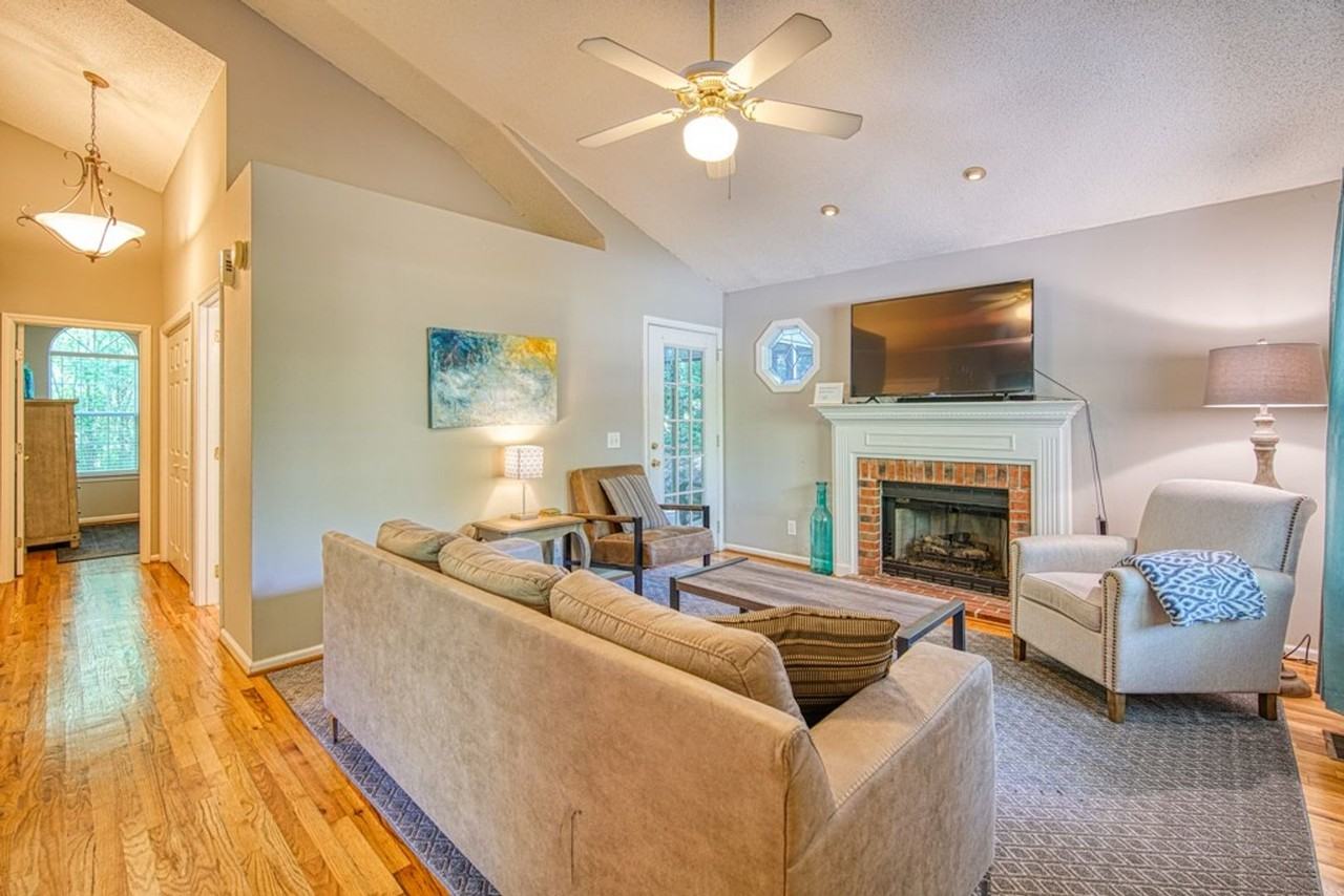 226 Broughton Dr - Photo 4 of 34