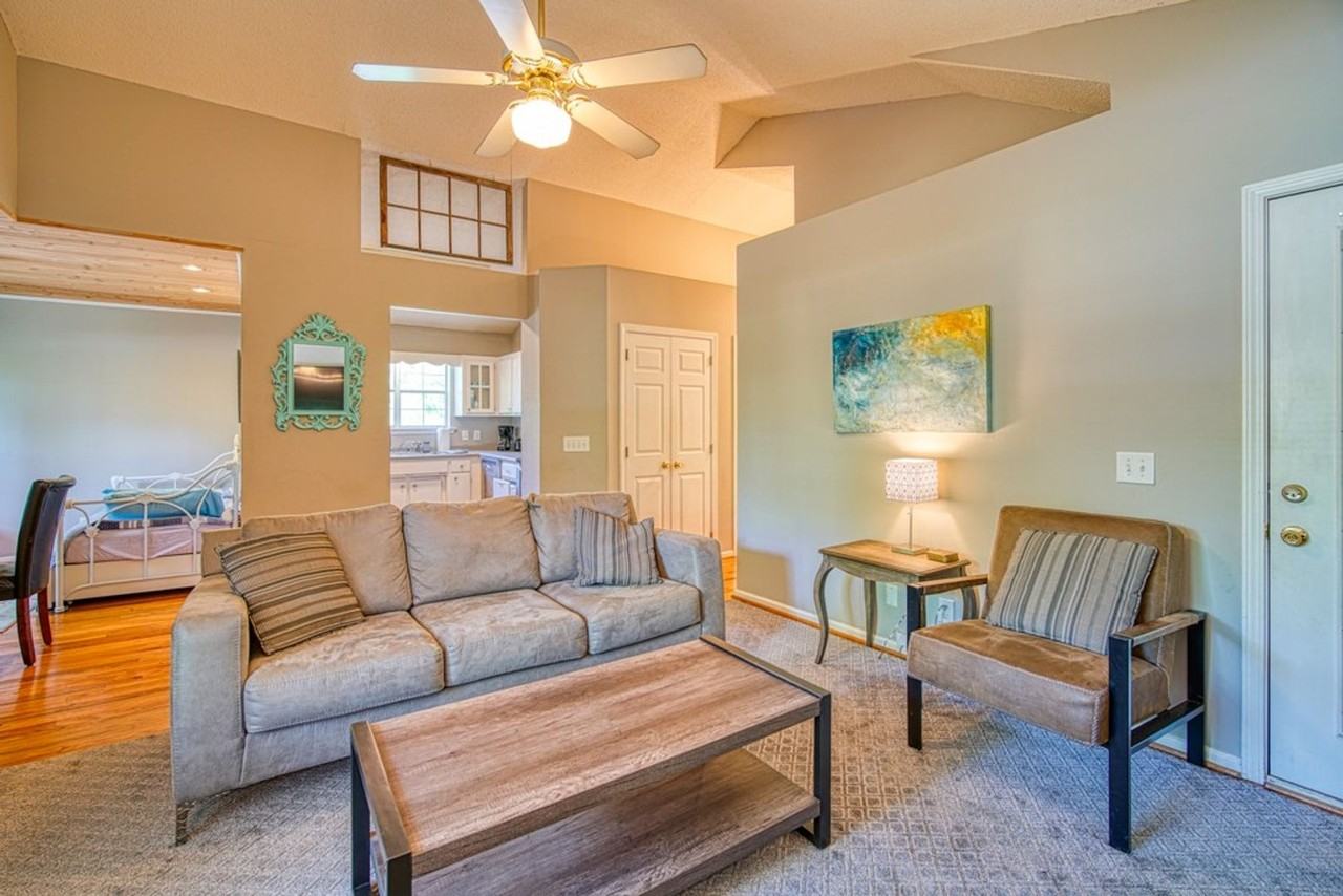 226 Broughton Dr - Photo 5 of 34