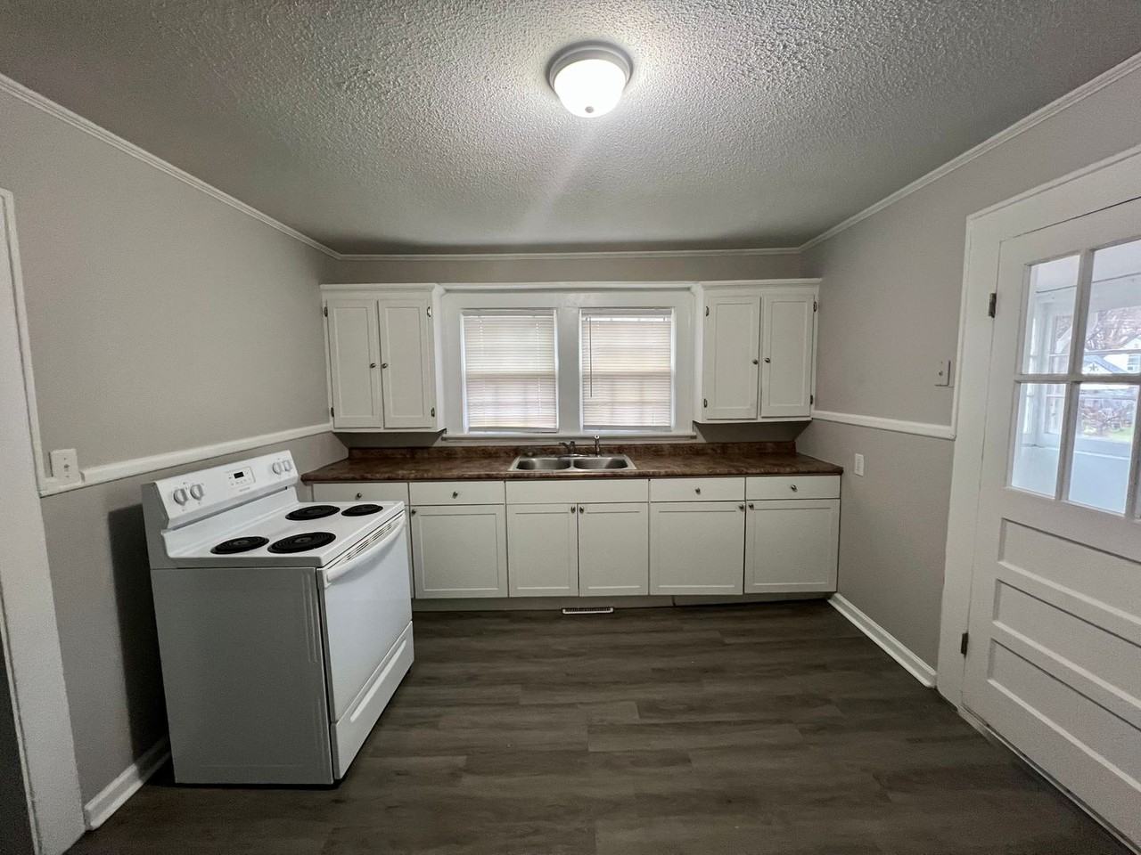 902 N Main St - Photo 3 of 18