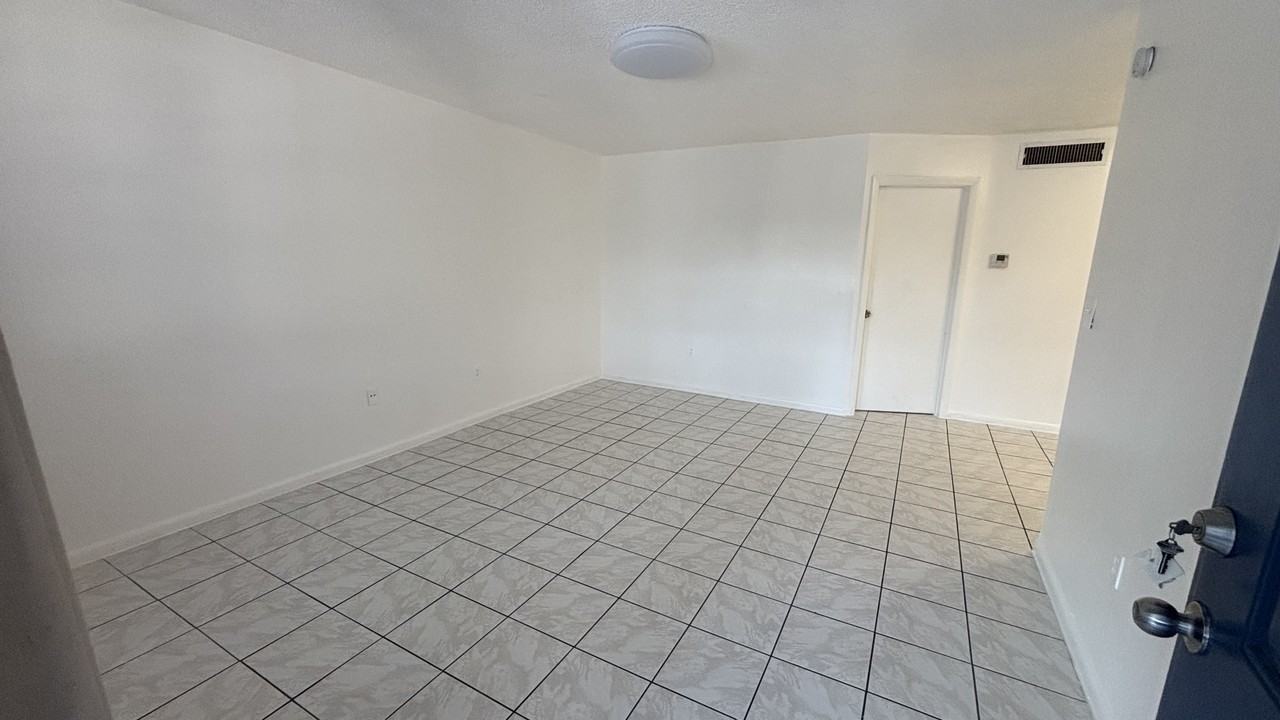 321 Ne 1st Ct #110 - Photo 4 of 9