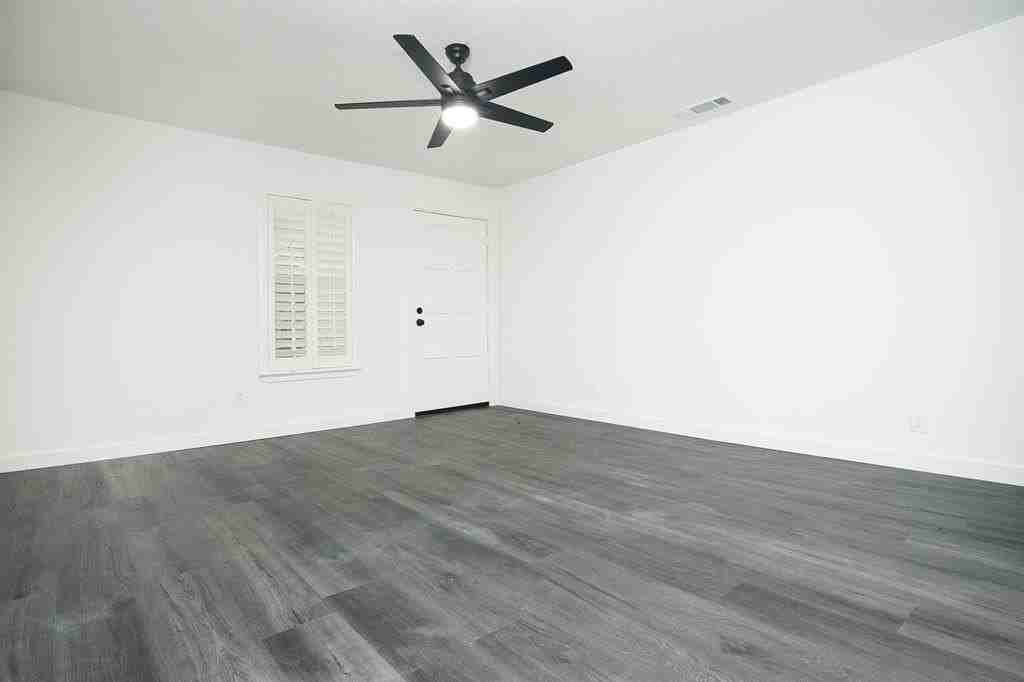 305 College St - Photo 4 of 20