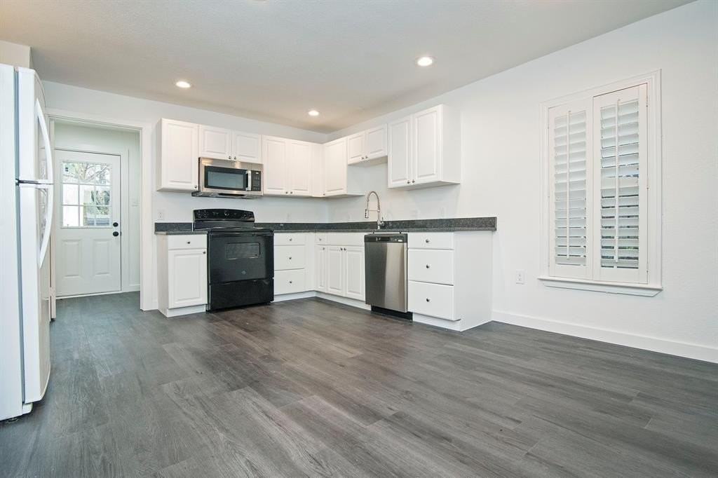 305 College St - Photo 6 of 20