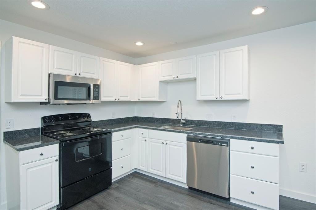 305 College St - Photo 7 of 20