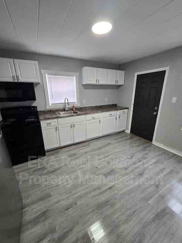 686 N James Rd - Photo 3 of 12
