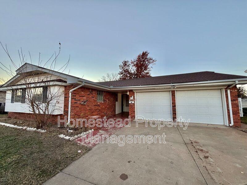 6313 S Robinson Dr - Photo 2 of 16