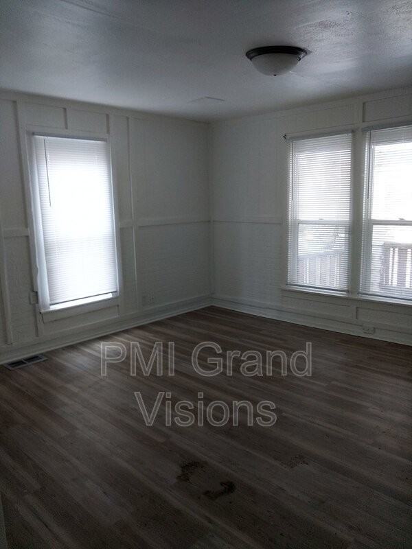 1828 N Van Dyke St - Photo 2 of 9