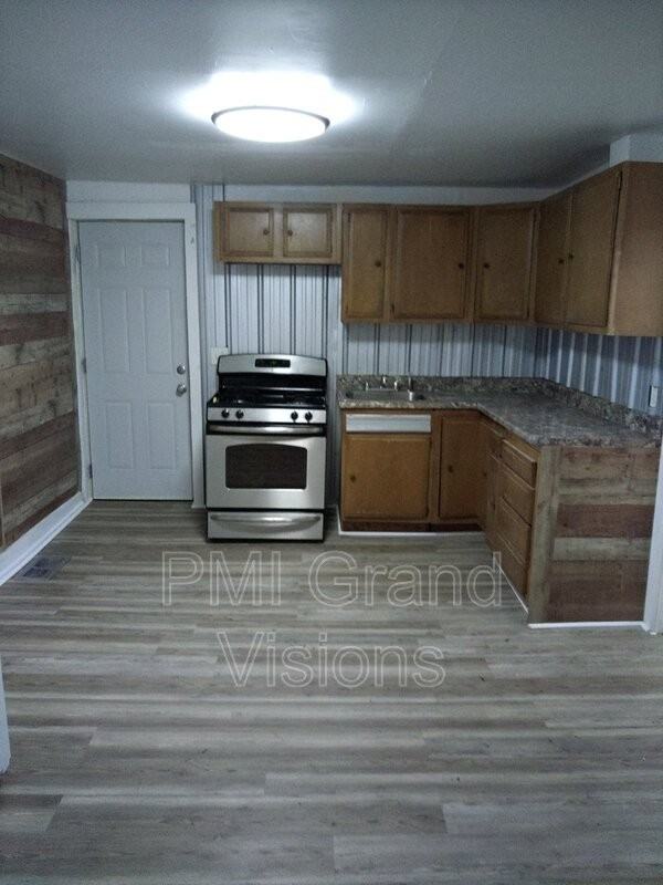 1828 N Van Dyke St - Photo 3 of 9