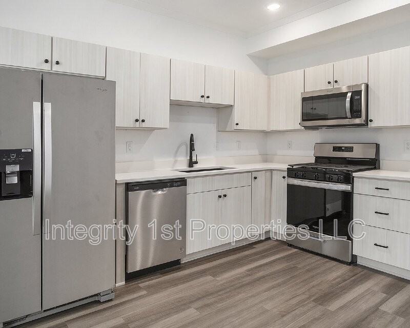 8838 N Helena Ave - Photo 5 of 19