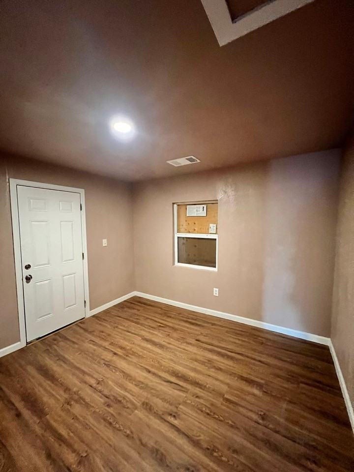 844 E St - Photo 2 of 8