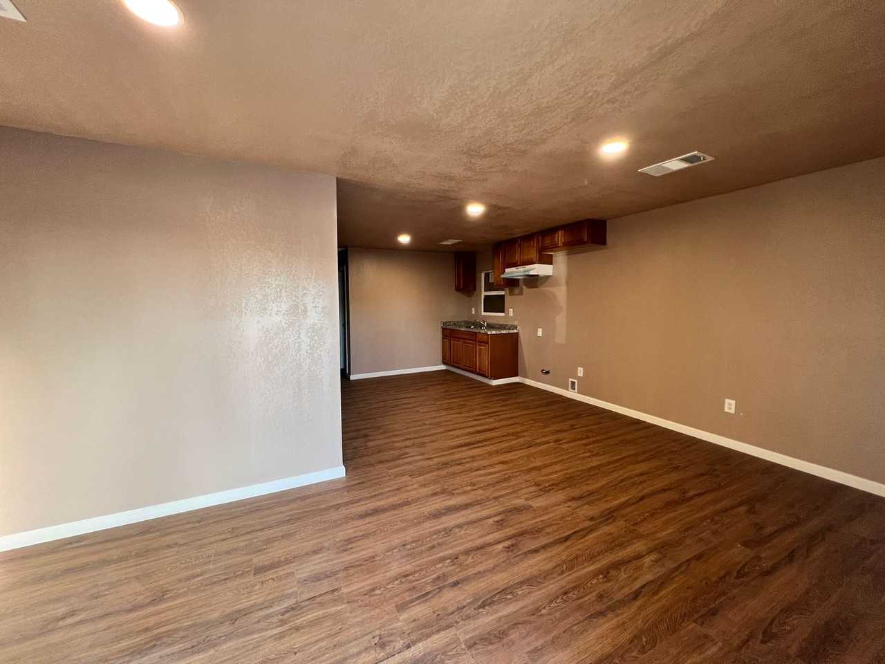 844 E St - Photo 3 of 8