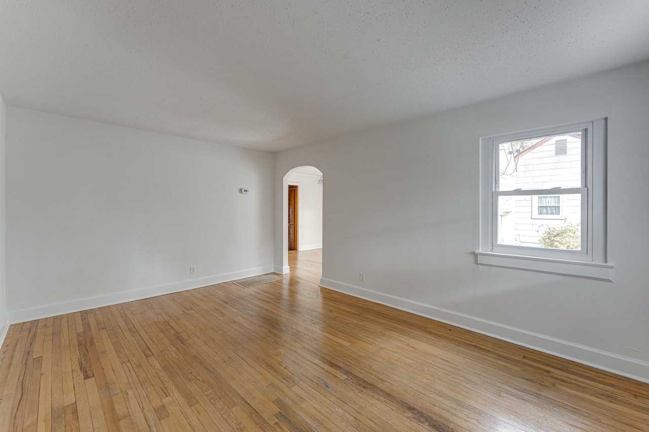 711 Castle Dr - Photo 3 of 15