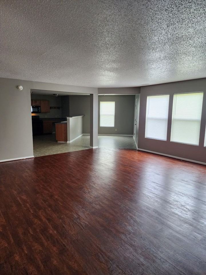 4221 Fletcher Dr - Photo 4 of 27