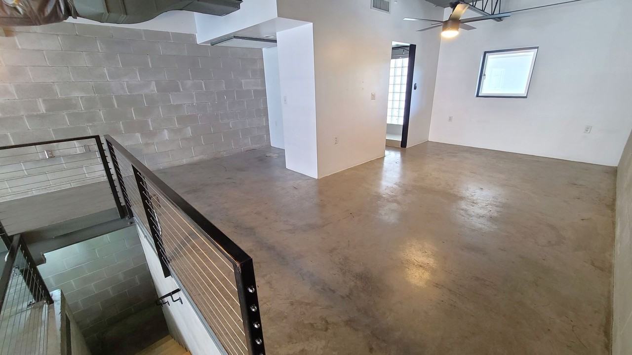 1306 E Washington St - Photo 3 of 19