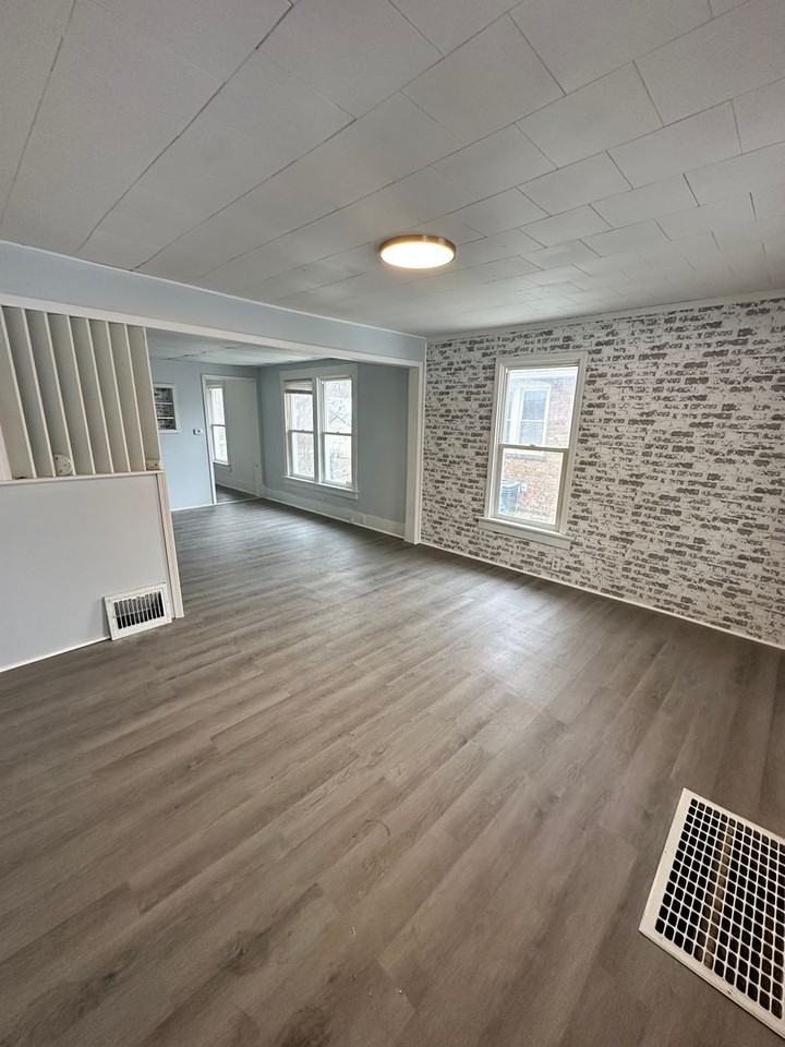 1135 W Elliott Ave - Photo 2 of 7