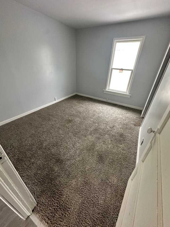 1135 W Elliott Ave - Photo 4 of 7