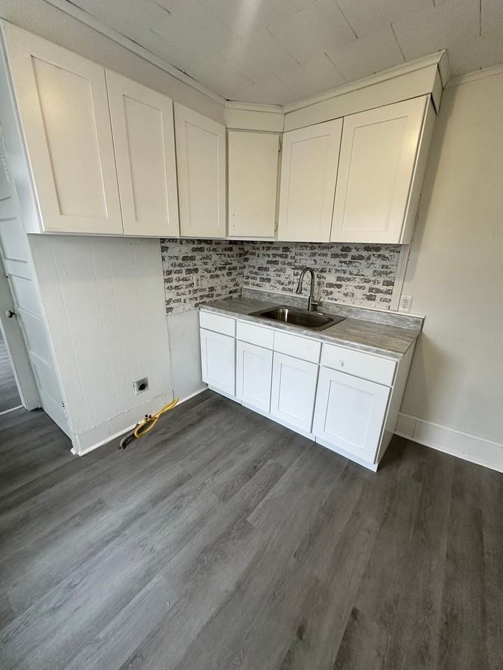 1135 W Elliott Ave - Photo 7 of 7